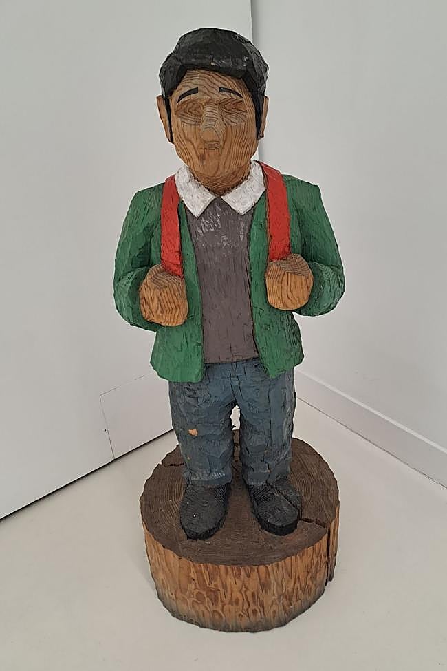 Escultura 'Sin título' (2004), de Kiko Miyares, en la primera sala.